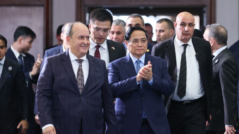 Thủ tướng Phạm Minh Chính và Thủ tướng Algeria Sifi Ghrieb cùng tới dự, phát biểu tại Diễn đàn Kinh tế Việt Nam-Algeria.