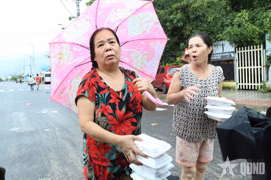 Người dân vùng lũ xúc động khi được nhận cơm bộ đội.