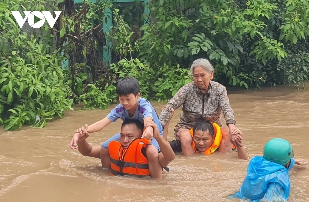 Người dân vật lộn trong mưa lũ.