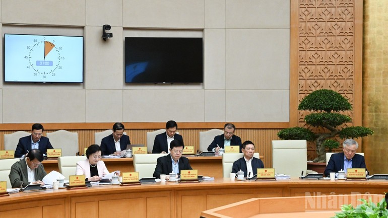 Các Phó Thủ tướng Chính phủ, lãnh đạo các bộ, ngành, cơ quan tham dự phiên họp.