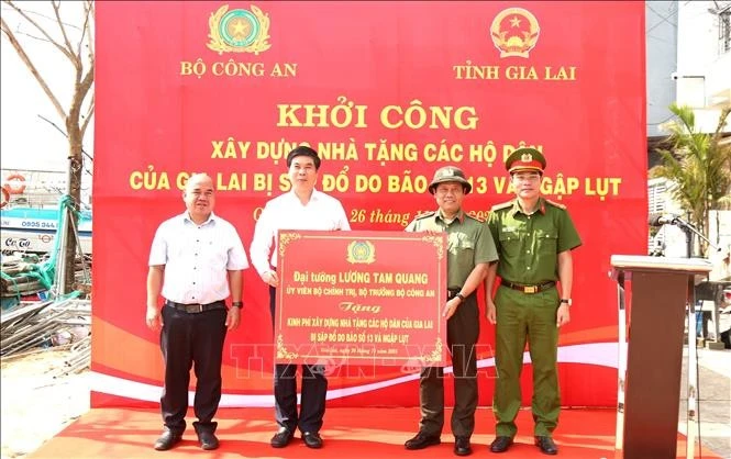 Thiếu tướng Nguyễn Hồng Nguyên, Phó Chánh Văn phòng Bộ Công an, tặng bảng tượng trưng kinh phí xây nhà cho tỉnh Gia Lai.