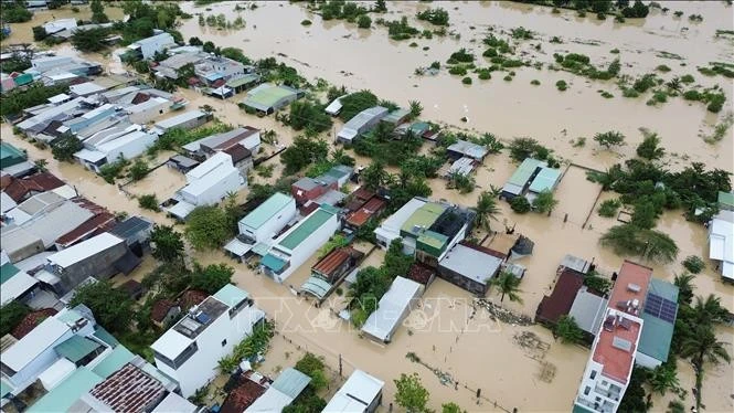 Khu dân cư ở phường Nam Nha Trang (Khánh Hòa) ngập sâu trong nước lũ.