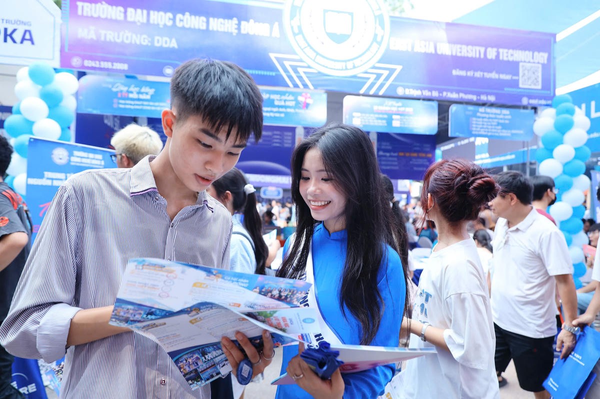 Thí sinh tìm hiểu thông tin tuyển sinh của trường đại học.