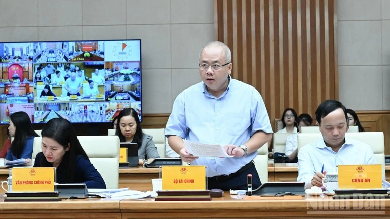 Lãnh đạo Bộ Tài chính báo cáo tại hội nghị.