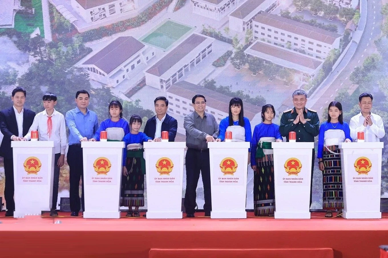 Thủ tướng Phạm Minh Chính và các đại biểu khởi công điểm Trường nội trú liên cấp Tiểu học và Trung học cơ sở xã Yên Khương, Thanh Hóa.