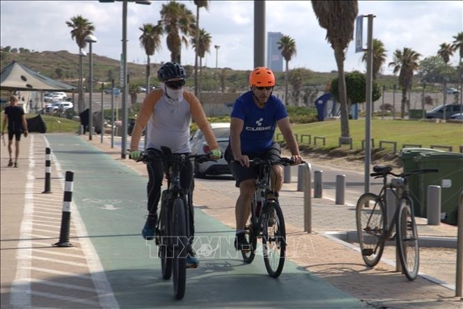 Người dân Tel Aviv đạp xe thư giãn dọc bờ biển. dap-xe.jpg