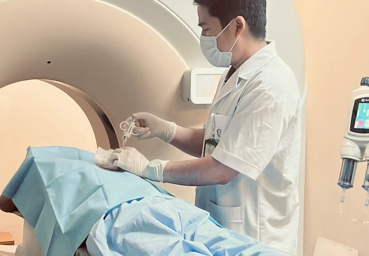 Các bác sĩ thực hiện chụp CT cho người bệnh.