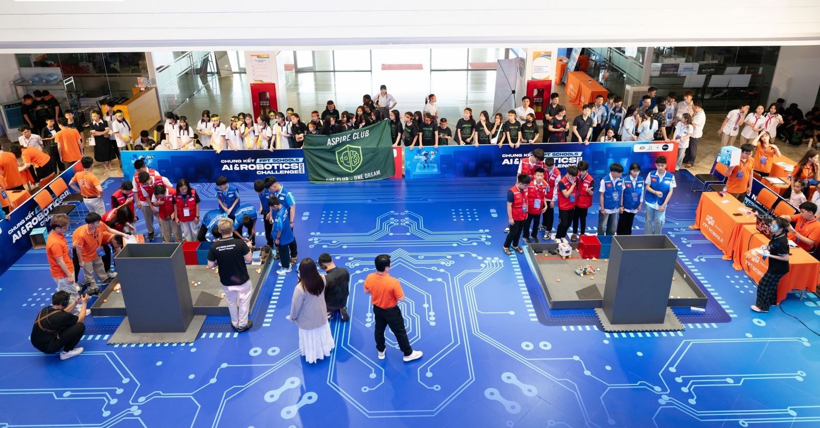 Học sinh FPT và học sinh các trường THPT tham gia sân chơi Robotics tại FPT Schools.