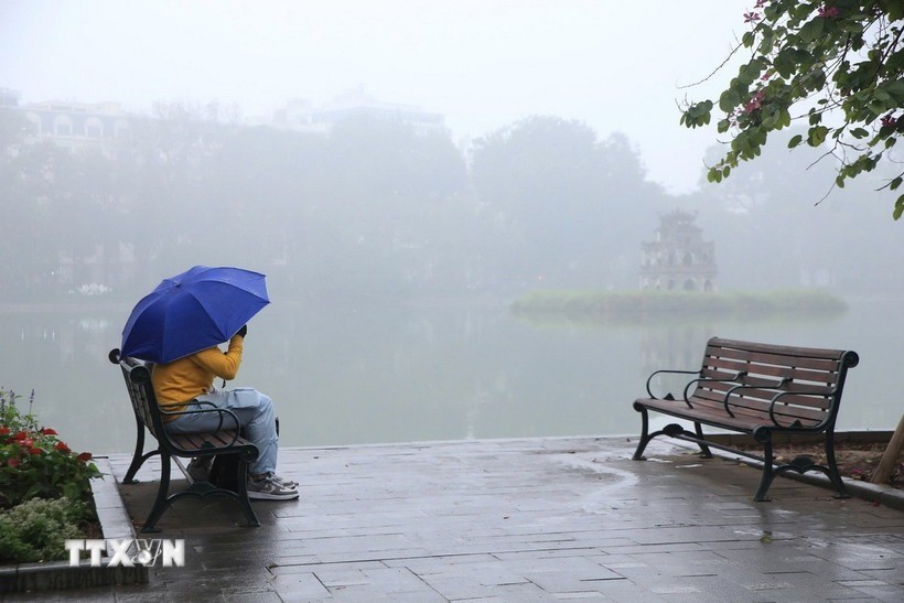 ضباب من الصباح الباكر في منطقة بحيرة هوان كيم. ttxvn-khong-khi-o-nhiem-suong-mu.jpg