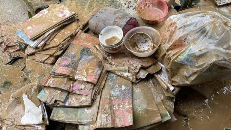 Học sinh từ cấp tiểu học trở lên thuộc các hộ gia đình có nhà bị ngập, ảnh hưởng đến đời sống, có khó khăn được hỗ trợ 500.000 đồng/học sinh để mua sách, vở và đồ dùng học tập.