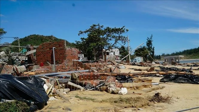 Nhiều ngôi nhà ở làng chài dưới chân cầu Đề Gi (Gia Lai) bị sập hoàn toàn do cơn bão số 13.