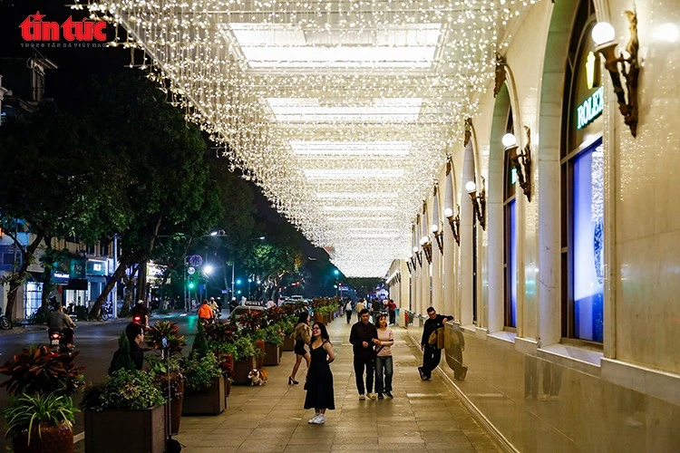 Lối đi bộ bên ngoài Tràng Tiền Plaza được phủ kín ánh đèn, tạo không gian dạo chơi, chụp ảnh cho người dân trong những ngày cuối năm.