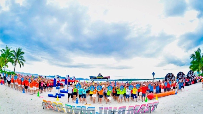 Hoạt động team-building trên bãi biển của một đoàn khách MICE tại Hạ Long, Quảng Ninh. du-lich.jpg