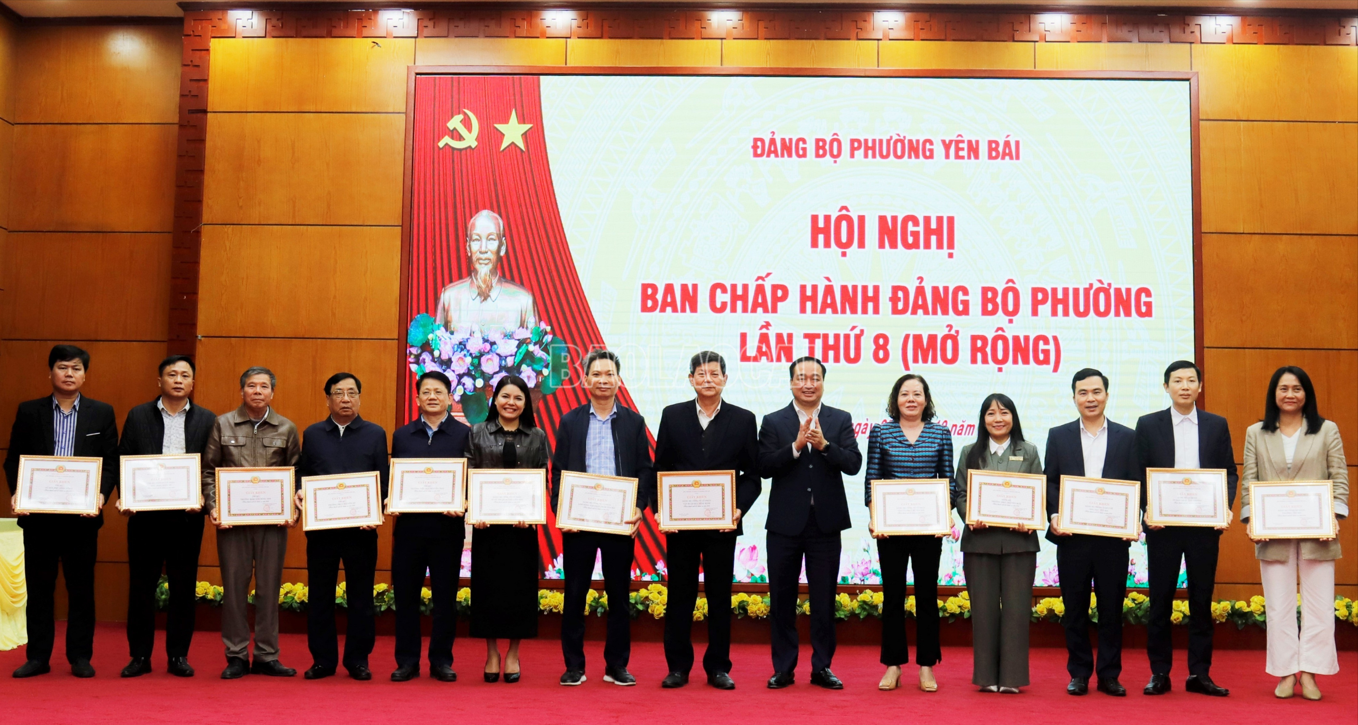 baolaocai-c_cac-tap-hoan-thanh-xuat-sac-nhiem-vu-nhan-giay-khen-anh-thanh-nghi-13-9695.jpg
