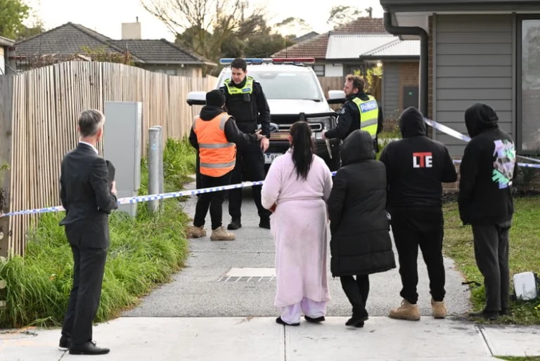 Cảnh sát phản ứng với việc phát hiện bốn thi thể trong một ngôi nhà ở Broadmeadows, Melbourne vào ngày 24 tháng 6 năm 2024 sau một vụ dùng thuốc quá liều hàng loạt.