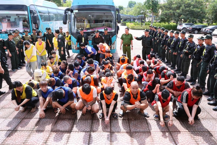 59 người được di lý về Công an tỉnh Lai Châu hôm 31/10. 59 người được di lý về Công an tỉnh Lai Châu hôm 31/10.