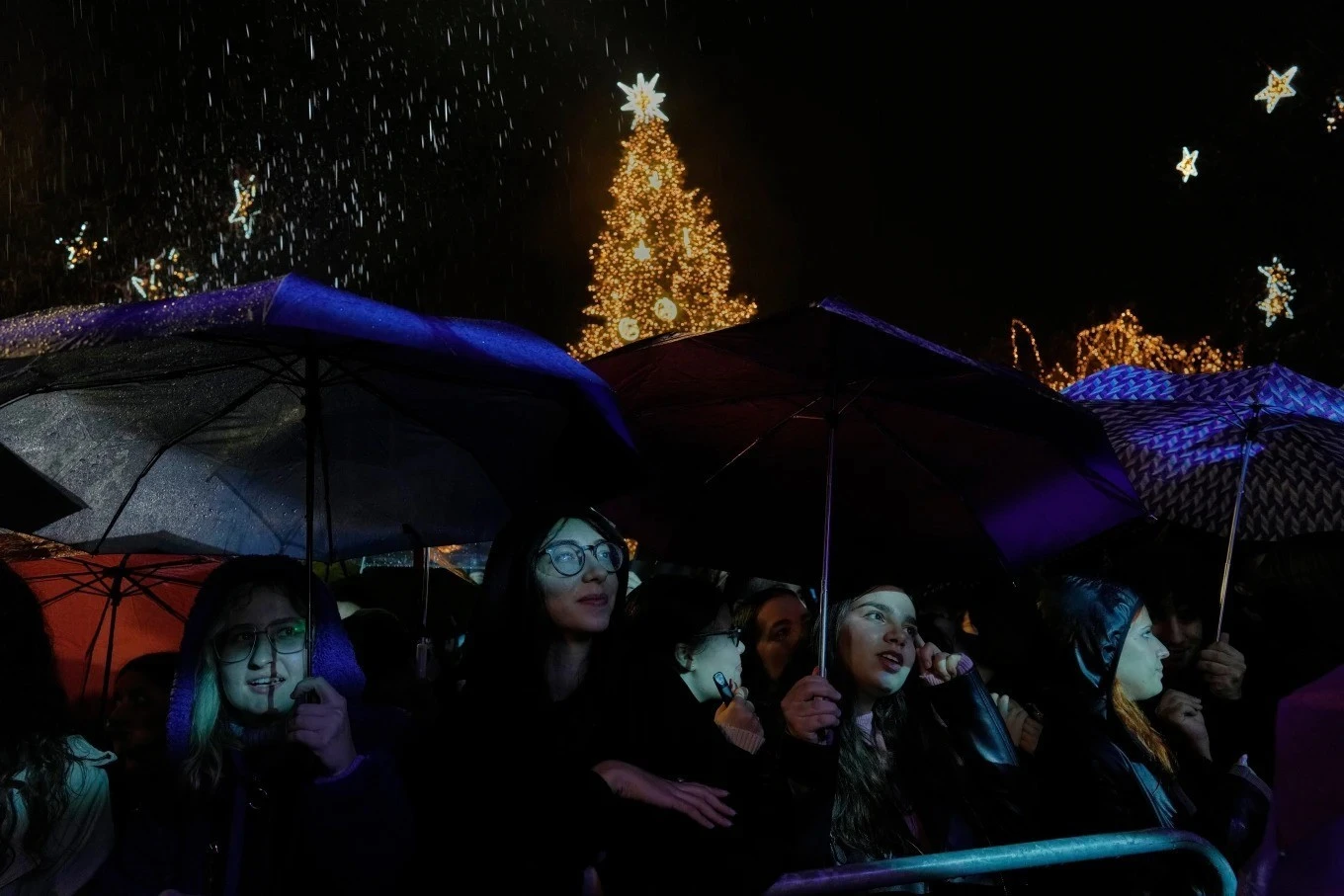 Lễ hội thắp sáng cây thông Noel ở Quảng trường Syntagma, Athens (Hy Lạp).