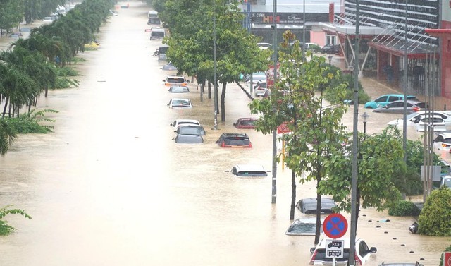 Việt Nam liên tiếp hứng mưa lũ lịch sử.