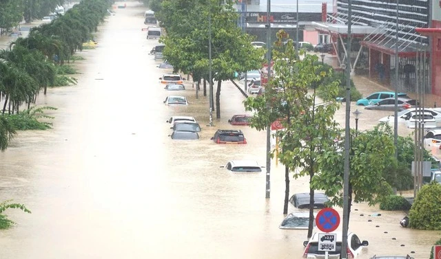 Việt Nam liên tiếp hứng mưa lũ lịch sử.