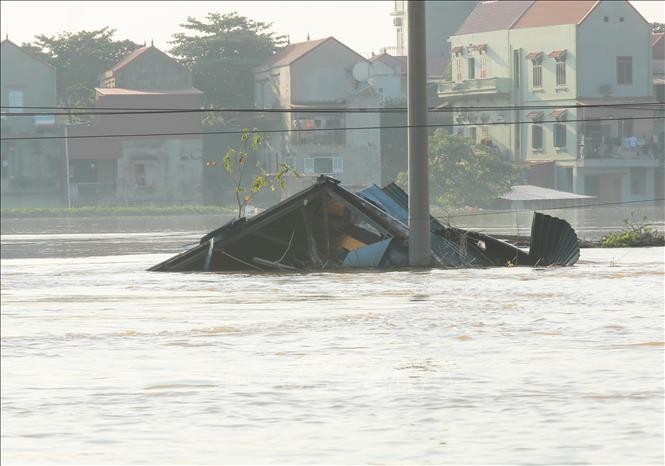 Nước nhấn chìm nhiều ngôi nhà tại các tổ dân phố Yên Viên, Vân Hà, Thổ Hà, phường Vân Hà, tỉnh Bắc Ninh. Nước nhấn chìm nhiều ngôi nhà tại các tổ dân phố Yên Viên, Vân Hà, Thổ Hà, phường Vân Hà, tỉnh Bắc Ninh.