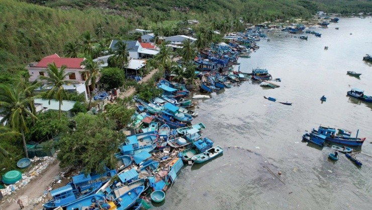 Dọc bờ biển Vũng Chào khoảng 500 m ở phường Sông Cầu, tỉnh Đăk Lăk (Phú Yên cũ), hàng trăm ghe, tàu, thuyền thúng nằm ngổn ngang, chất đống, trưa 7/11.