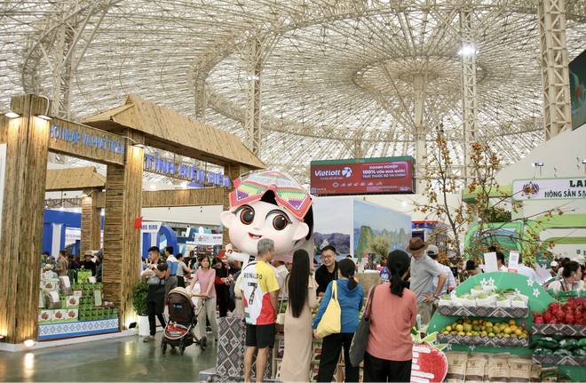 Gian hàng các tỉnh vùng cao Tây Bắc thu hút nhiều khách tham quan và mua sắm.