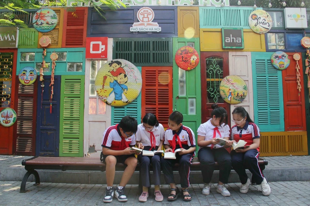 Nên xây dựng tiết học đọc sách như môn học chính trong nhà trường.