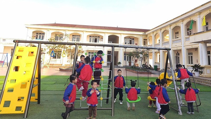 A Prudential kültéri játszótéri eszközöket adományoz településeknek egy sor tevékenység keretében. trao-thiet-bi-cho-truong-hoc-tai.jpg