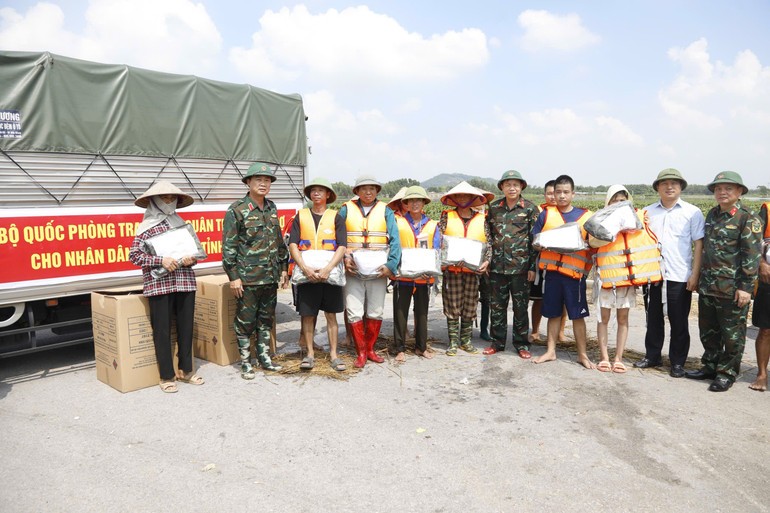 Thiếu tướng Nguyễn Văn Lịch, Phó Tư lệnh Quân khu cùng đoàn công tác tặng quà cho nhân dân phường Đa Mai, tỉnh Bắc Ninh. Thiếu tướng Nguyễn Văn Lịch, Phó Tư lệnh Quân khu cùng đoàn công tác tặng quà cho nhân dân phường Đa Mai, tỉnh Bắc Ninh.