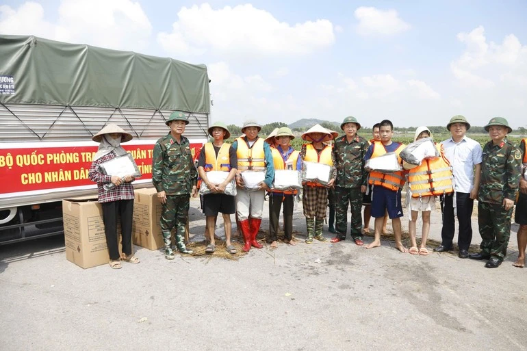 Thiếu tướng Nguyễn Văn Lịch, Phó Tư lệnh Quân khu cùng đoàn công tác tặng quà cho nhân dân phường Đa Mai, tỉnh Bắc Ninh.