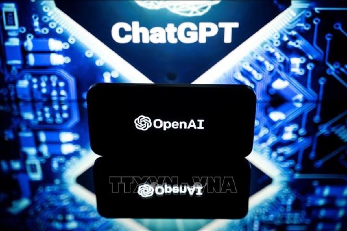 Biểu tượng của Công ty OpenAI và ChatGPT trên màn hình ở Toulouse, Pháp.
