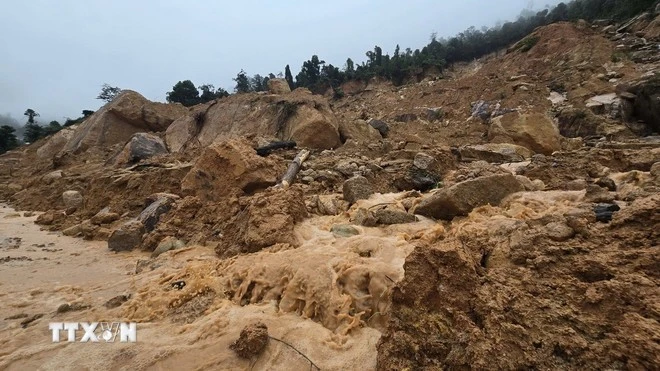 Công ty Cổ phần Quản lý và Xây dựng giao thông Khánh Hòa đang khắc phục sự cố sạt lở đèo Khánh Lê.