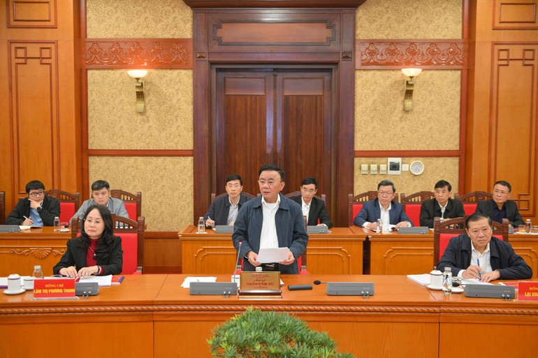 Đồng chí Trần Cẩm Tú phát biểu kết luận cuộc họp.