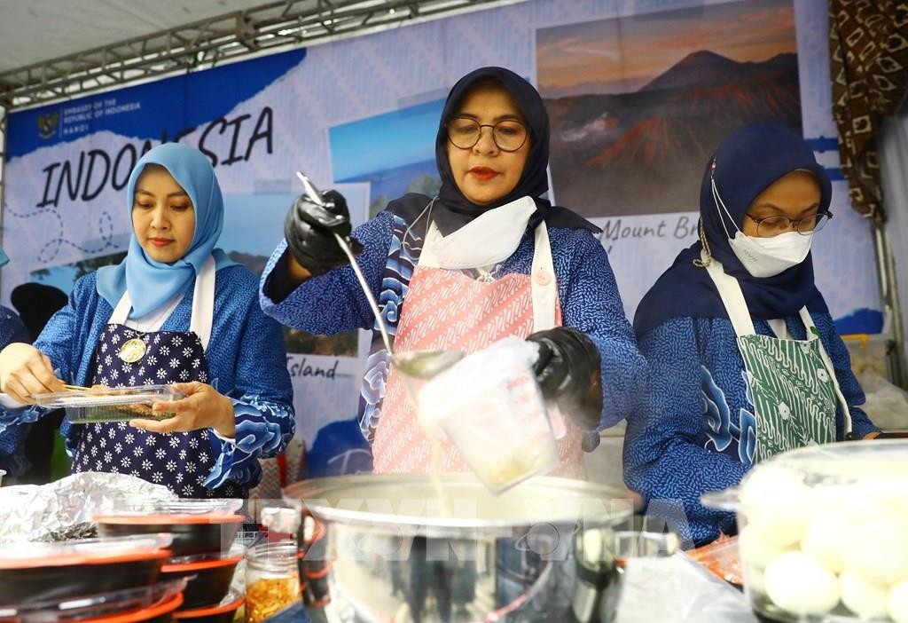 Phụ nữ Indonesia đang nấu món súp truyền thống nổi tiếng của xứ vạn đảo. Phụ nữ Indonesia đang nấu món súp truyền thống nổi tiếng của xứ vạn đảo.