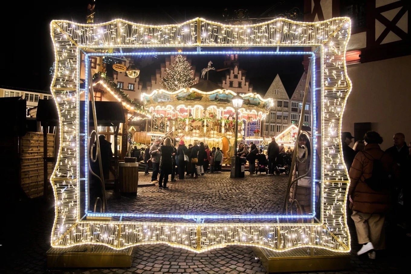 Một khung ảnh khổng lồ được dựng lên tại chợ Giáng sinh để du khách chụp ảnh lưu niệm ở Frankfurt (Đức).