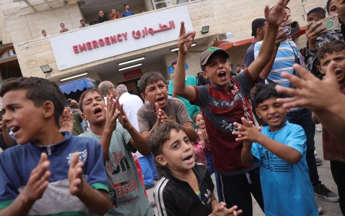 Trẻ em Palestine hò reo vui mừng vì thỏa thuận ngừng bắn được thiết lập, tại Deir al-Balah, Dải Gaza ngày 9/10/2025. tre-em.jpg