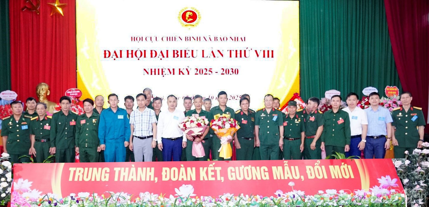 Ban chấp hành Hội CCB xã Bảo Nhai nhiệm kỳ 2025 - 2030 ra mắt đại hội. baolaocai-br_ra-mat-dai-hoi-3913.jpg