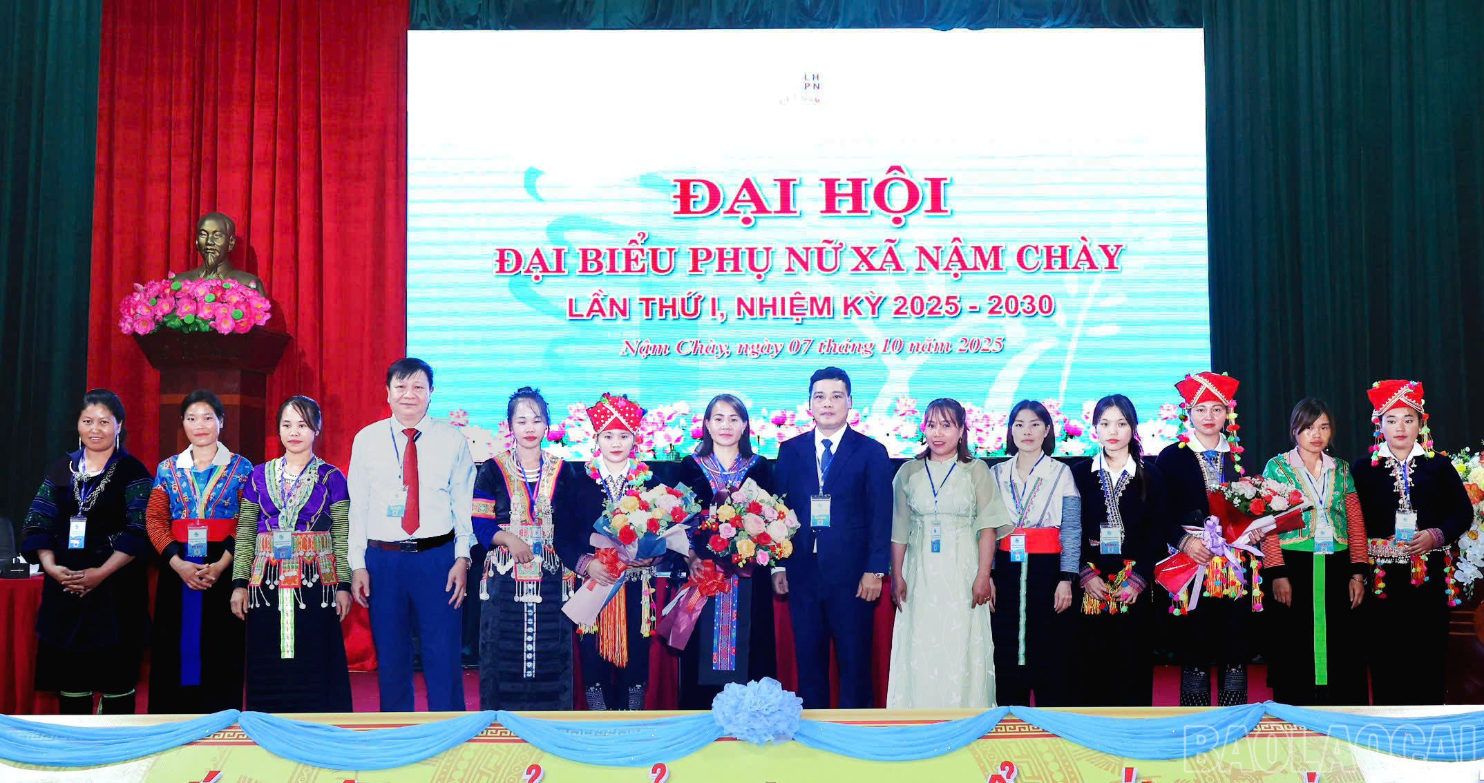 Lãnh đạo xã tặng hoa chúc mừng Ban Chấp hành Hội Phụ nữ xã Nậm Chày. baolaocai-br_pn-nc.jpg