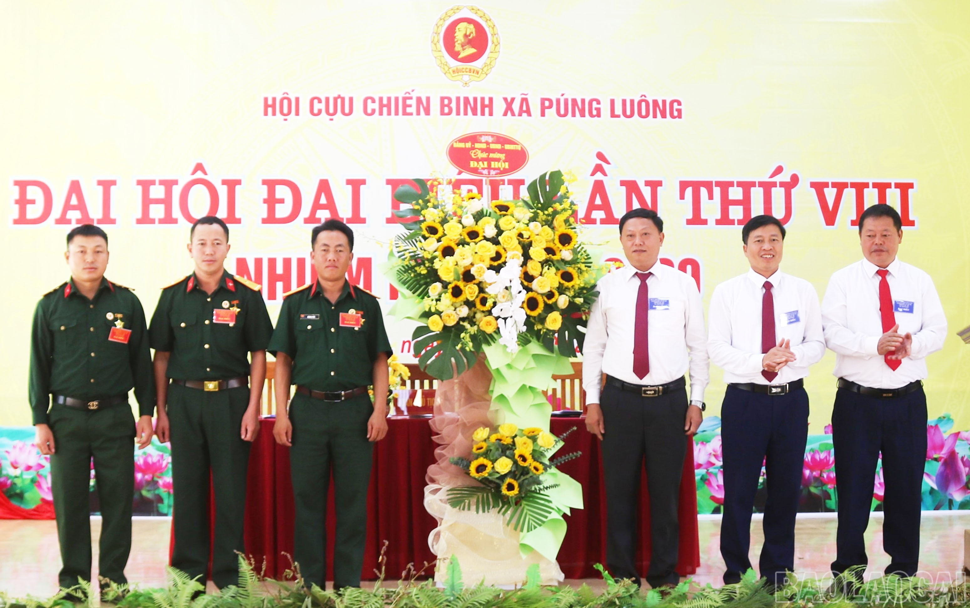 Lãnh đạo xã Púng Luông tặng hoa chúc mừng đại hội. baolaocai-br_a-dh-6.jpg