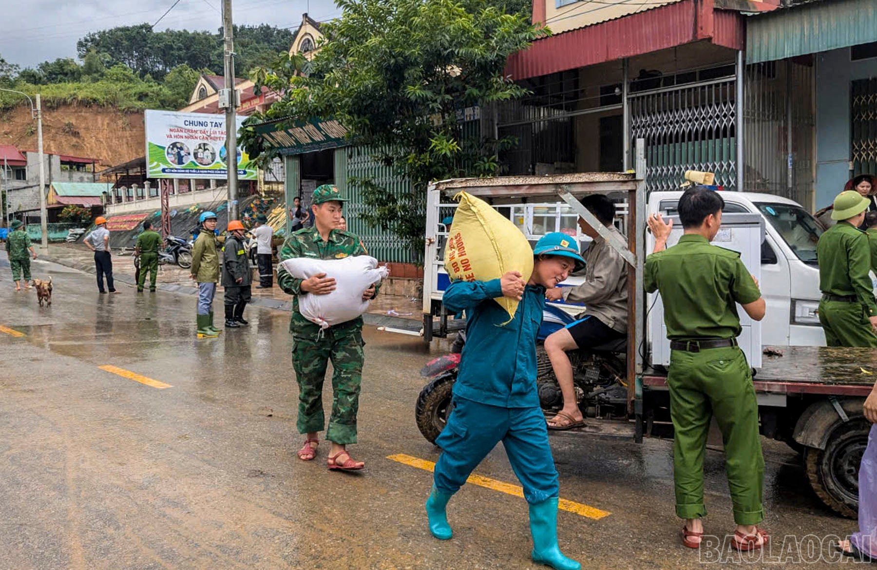 Các lực lượng giúp người dân tại khu vực sạt lở di chuyển tài sản đến nơi an toàn. Các lực lượng giúp người dân tại khu vực sạt lở di chuyển tài sản đến nơi an toàn.