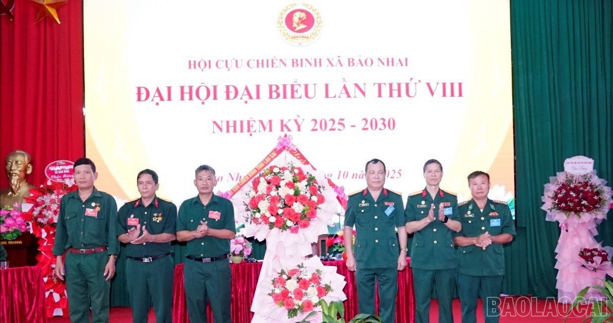Hội CCB tỉnh Lào Cai tặng hoa chúc mừng đại hội. baolaocai-br_tang-hoa-5304.jpg