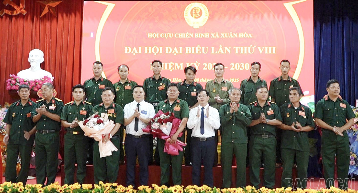 Thường trực Đảng ủy xã tặng hoa chúc mừng Ban Chấp hành khóa mới. baolaocai-br_thuong-truc-dang-uy-xa-tang-hoa-chuc-mung-bch-khoa-moi.jpg