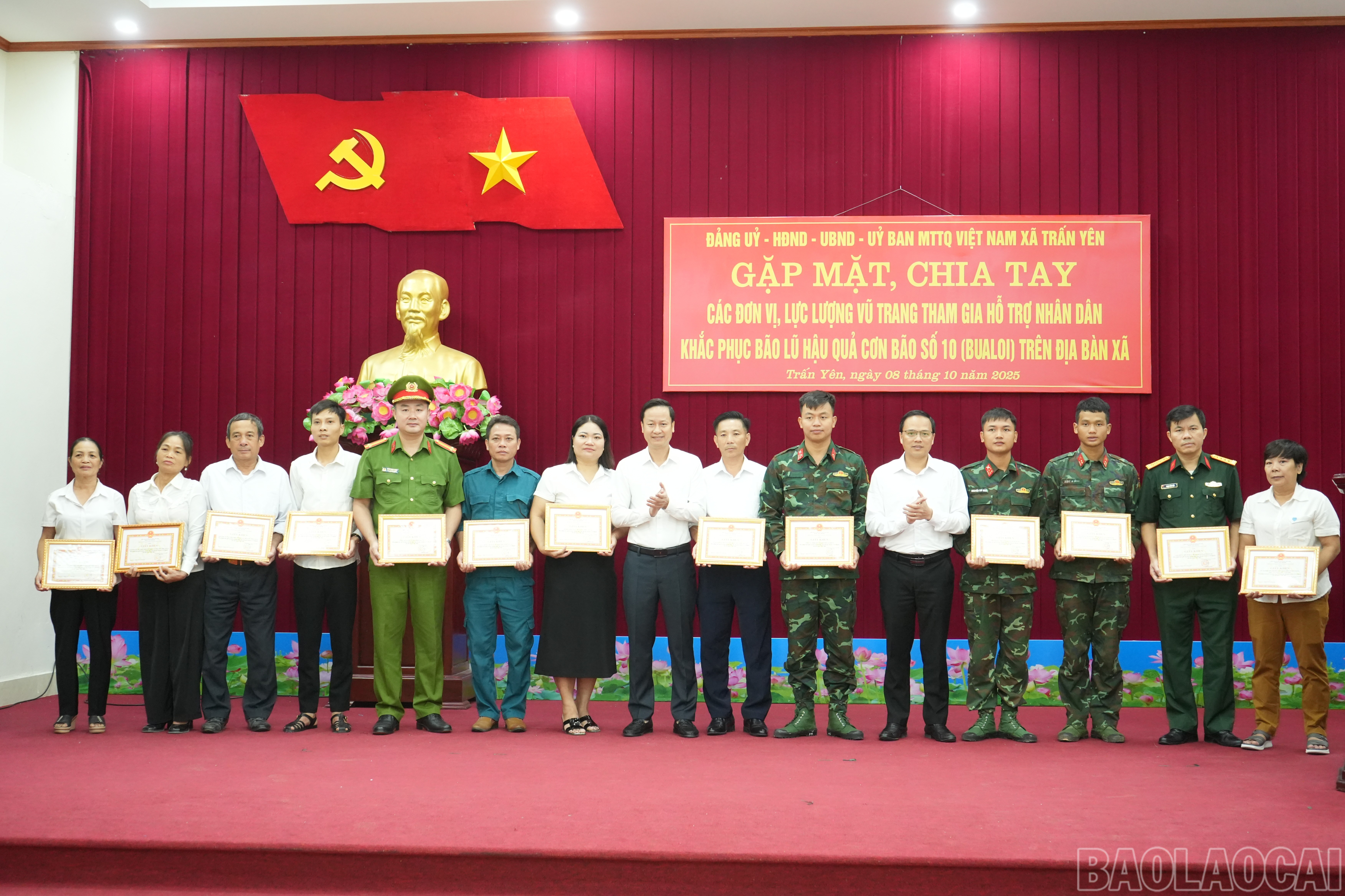 Lãnh đạo xã Trấn Yên khen thưởng các tập thể và cá nhân có thành tích xuất sắc. baolaocai-br_dsc08894.jpg