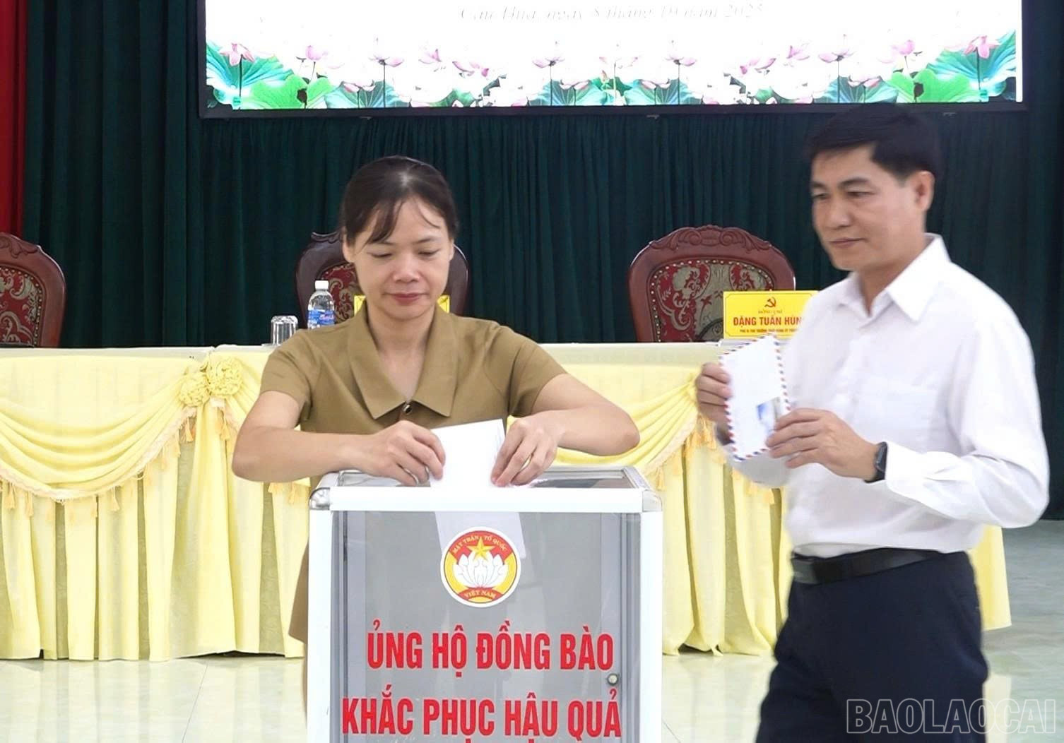 Lãnh đạo phường Cầu Thia tham gia ủng hộ người dân bị ảnh hưởng thiên tai. baolaocai-br_dong-chi-hoang-thi-ly-pho-bi-thu-chu-tich-ubnd-phuong-huong-ung-ung-ho.jpg