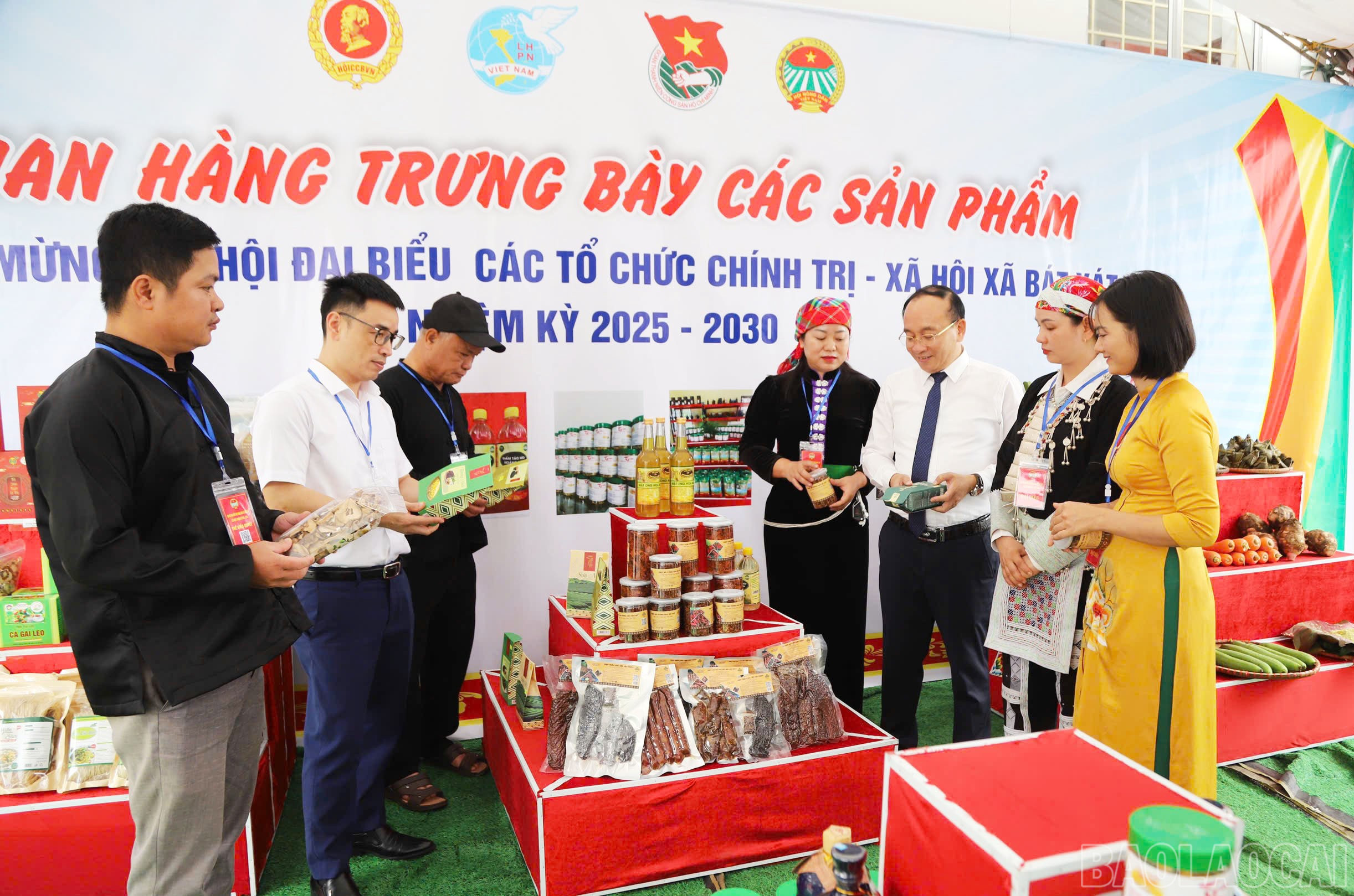Đại biểu tham quan gian hàng của Hội Nông dân xã Bát Xát. baolaocai-br_dai-bieu-tham-quan-gian-hang-cua-hoi-nong-dan.jpg