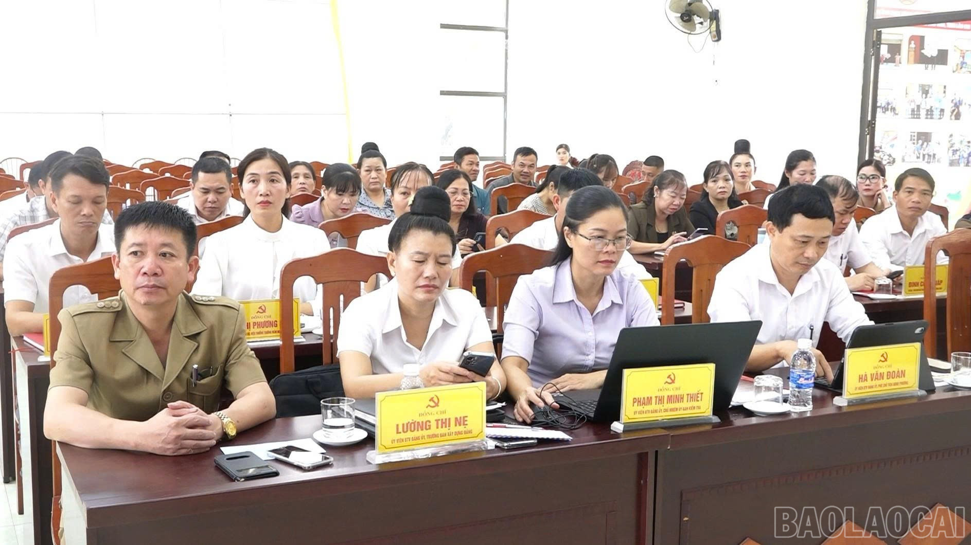 Các đại biểu dự lễ phát động. baolaocai-br_dai-bieu-du.jpg