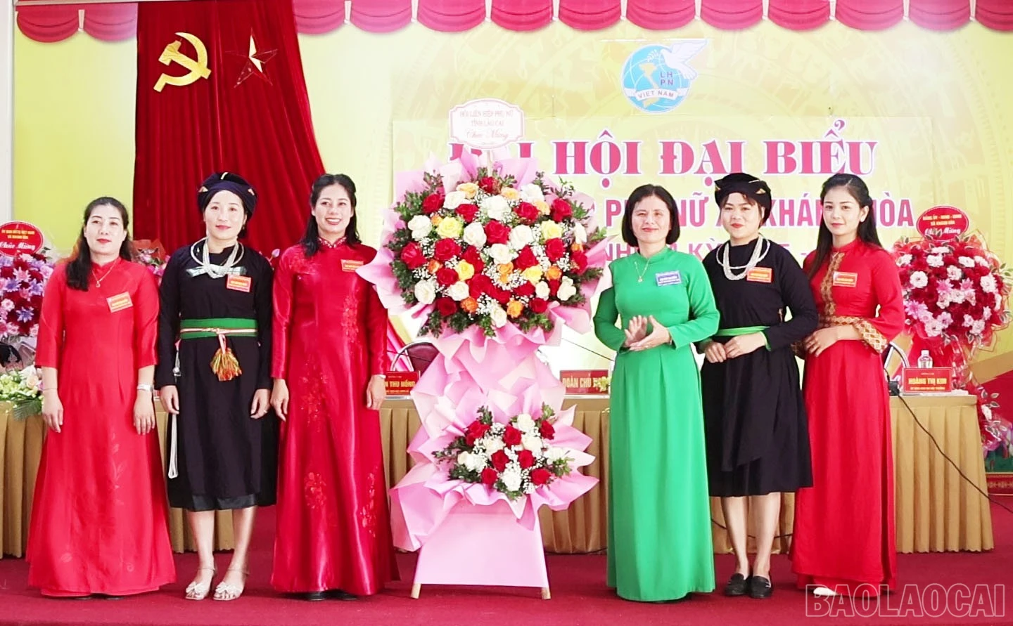 Hội Liên hiệp Phụ nữ tỉnh tặng hoa chúc mừng đại hội.