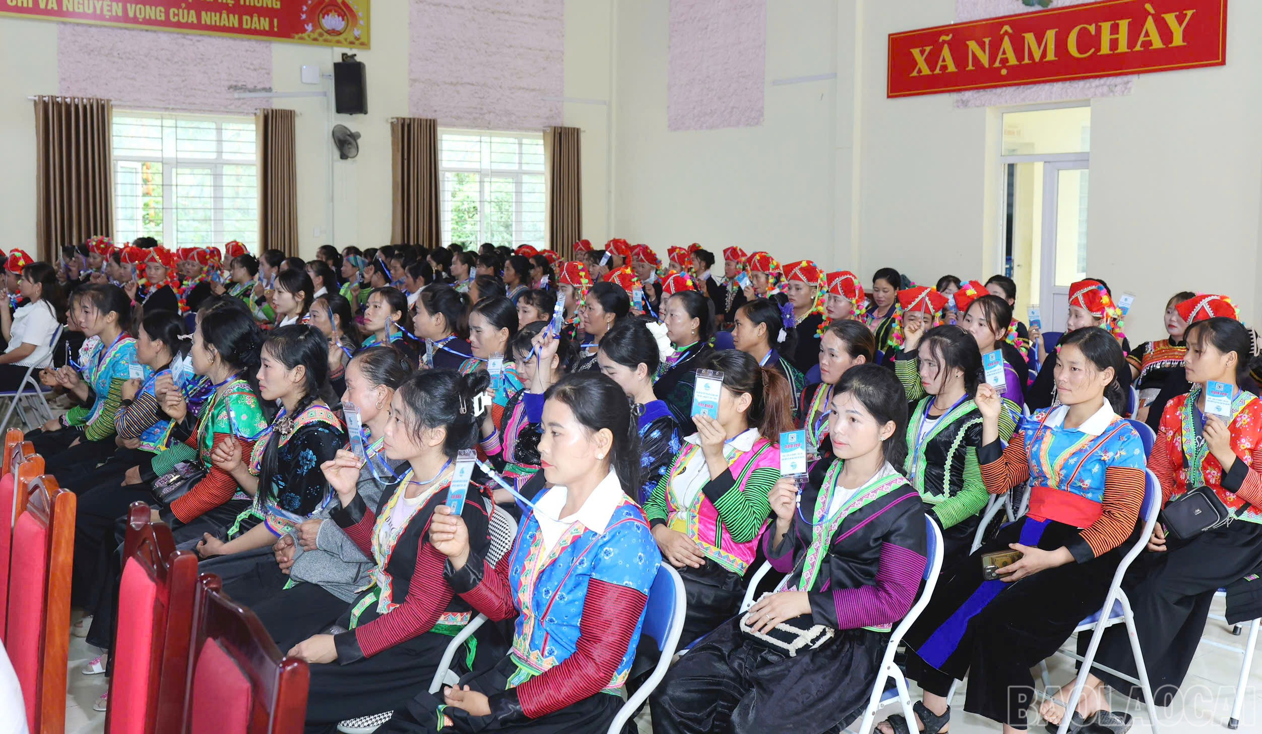 Các đại biểu quyết thông qua Nghị quyết đại hội. baolaocai-br_pnnc-4.jpg