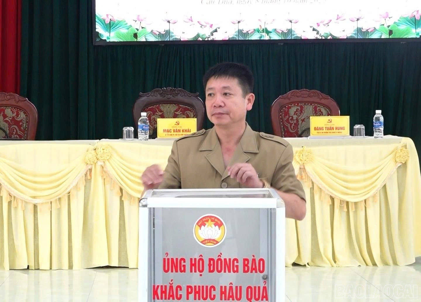 Đồng chí Mạc Văn Khải - Bí thư Đảng ủy, Chủ tịch HĐND phường tham gia ủng hộ người dân bị thiệt hại thiên tai. baolaocai-br_dong-chi-mac-van-khai-bi-thu-dang-uy-chu-tich-hdnd-phuong-huong-ung-phat-dong.jpg