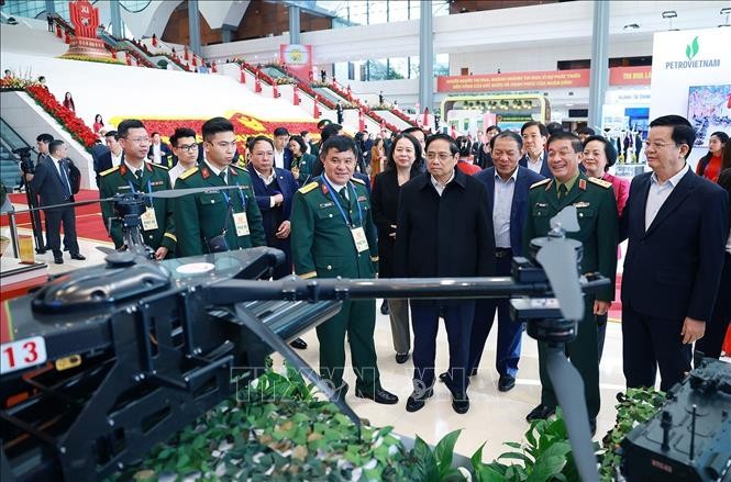 Thủ tướng Phạm Minh Chính kiểm tra khu trưng bày khí tài quân sự.